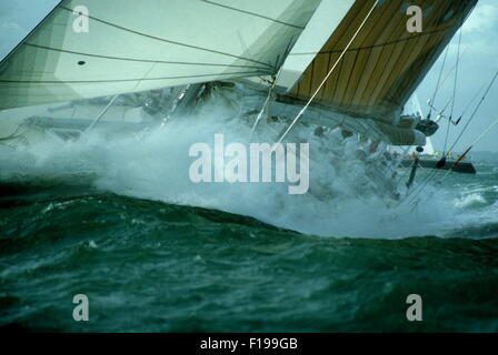AJAX-NEWS-FOTOS - 1985, COWES, ENGLAND - START DES FASTNET RACE - SIMON LE BON MAXI YACHT TROMMEL NIMMT EINE SCHLAGEN IN SCHWERER SEE. DIE YACHT KENTERTE EIN PAAR STUNDEN, NACHDEM DIESES FOTO GEMACHT WURDE, NACHDEM SIE KIEL VOR DER KÜSTE VON DEVON VERLOREN. SPÄTER BESTRITT YACHT WHITBREAD-RENNEN. FOTO: JONATHAN EASTLAND/AJAX REF: 22506 / 38 Stockfoto