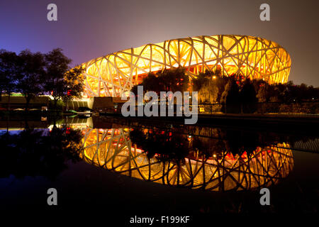 Peking, China. 28. August 2015. Das Nationalstadion, bekannt als Vogelnest, leuchtet bei der Abschlussfeier am 15. International Association of Athletics Federations (IAAF) Leichtathletik-Weltmeisterschaften in Peking, China, 28. August 2015. Foto: Christian Charisius/Dpa/Alamy Live News Stockfoto