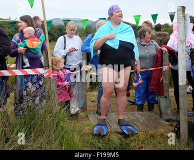 Llanwrtyd Wells, Powys, Wales - Sonntag, 30. August 2015 - Wettbewerber Jayne Williams aus San Francisco USA (rechts) ist bereit, ihr Schnorcheln-Herausforderung auf der diesjährigen Weltmeisterschaft Bog Schnorcheln zu starten. Stockfoto