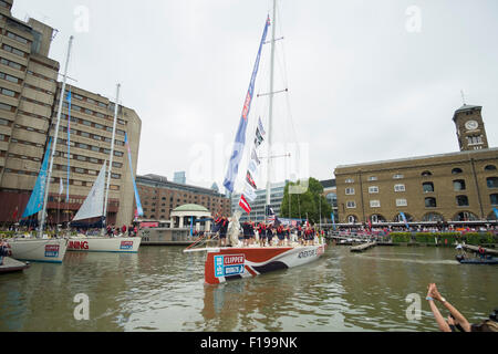 St. Katharine Docks, London, UK. 30. August 2015. Die Clipper Round the World Yacht Race beginnt mit der Flotte des Ozeans Rennyachten Unterquerung der berühmten Tower Bridge im Zentrum von London eine 40.000 nautische Meile Reise beginnen. Bildnachweis: Malcolm Park Leitartikel/Alamy Live-Nachrichten Stockfoto