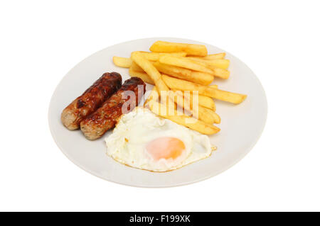 Wurst, Spiegelei und Pommes auf dem Teller isoliert gegen weiß Stockfoto