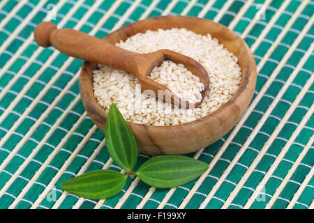 Sesam in Bambusschüssel, Nahaufnahme Stockfoto