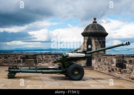 01:00 Kanone Edinburgh Castle Stockfoto