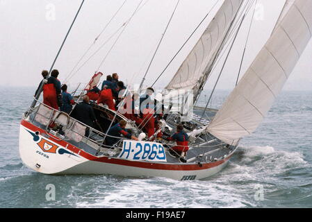 AJAXNETPHOTO. 29. MÄRZ 1982. PORTSMOUTH, ENGLAND - FLYING DUTCHMAN NÄHERT SICH RENNENDE - HOLLÄNDISCHE YACHT FLYER IN SICHTWEITE DER ZIELLINIE AM ENDE DER VIERTEN ETAPPE DES RENNENS WHITBREAD AUS SOUTHSEA. FOTO: JONATHAN EASTLAND/AJAX REF; 82 Stockfoto