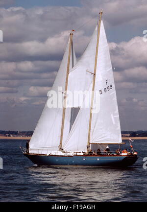 AJAXNETPHOTO. August, 1973. SOLENT, ENGLAND. -FASTNET START - FRANZÖSISCHEN SCHONER GRAND LOUIS VORBEI HURST CASTLE. YACHT WAR EIN EINTRAG IN DER 1973 WHITBREAD ROUND THE WORLD RACE. FOTO: JONATHAN EASTLAND/AJAX. REF: 704401 Stockfoto