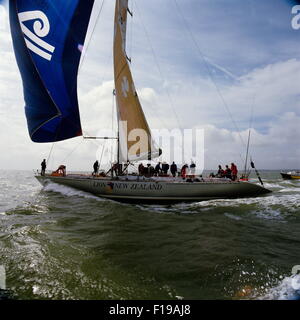 AJAX-NEWS FOTOS - WHITBREAD 1986 - ENDE - LION NEW ZEALAND / KAPITÄN: PETER BLAKE (NZ) KÖPFE IN RICHTUNG ZIEL DER VIERTEN ETAPPE AUS PORTSMOUTH.  FOTO: JONATHAN EASTLAND/AJAX REF: HDD/YA/8641 01/LION/WRTWR Stockfoto