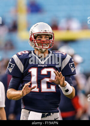 28. August 2015 bereitet Charlotte, New England Patriots Quarterback Tom Brady #12 für das Spiel gegen die Carolina Panthers am 28. August 2015, bei Bank of America Stadium in Charlotte, North Carolina. Die Patriots besiegte die Panthers 17-16. Margaret Bowles/CSM Stockfoto