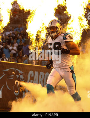 28. August 2015 tritt Charlotte, Carolina Panthers mittleren Linebacker Luke Kuechly #59 das Feld vor dem Spiel gegen die New England Patriots am 28. August 2015, bei Bank of America Stadium in Charlotte, North Carolina. Die Patriots besiegte die Panthers 17-16. Margaret Bowles/CSM Stockfoto