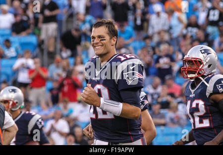 28. August 2015 tritt Charlotte, New England Patriots Quarterback Tom Brady #12 das Feld vor dem Spiel gegen die Carolina Panthers am 28. August 2015, bei Bank of America Stadium in Charlotte, North Carolina. Die Patriots besiegte die Panthers 17-16. Margaret Bowles/CSM Stockfoto