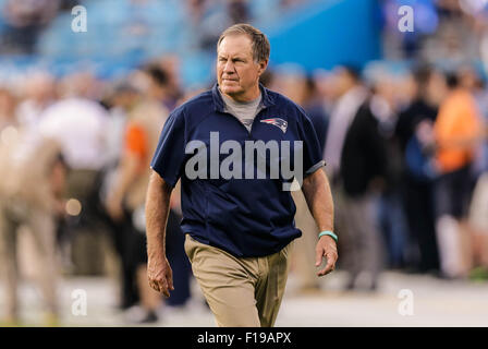 28. August 2015 Cheftrainer Charlotte, New England Patriots Bill Belichick das Spiel gegen die Carolina Panthers am 28. August 2015, bei Bank of America Stadium in Charlotte, North Carolina bereitet. Die Patriots besiegte die Panthers 17-16. Margaret Bowles/CSM Stockfoto