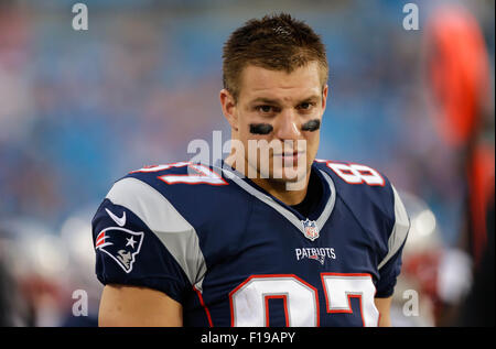 28. August 2015 bereitet Charlotte, New England Patriots-Tight-End Rob Gronkowski #87 für ein Spiel gegen die Carolina Panthers am 28. August 2015, bei Bank of America Stadium in Charlotte, North Carolina. Die Patriots besiegte die Panthers 17-16. Margaret Bowles/CSM Stockfoto