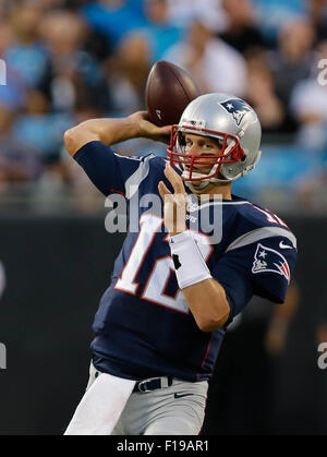 28. August 2015 Charlotte, New England Patriots quarterback Tom Brady #12 erwärmt in einem Spiel gegen die Carolina Panthers am 28. August 2015, bei Bank of America Stadium in Charlotte, North Carolina. Die Patriots besiegte die Panthers 17-16. Margaret Bowles/CSM Stockfoto