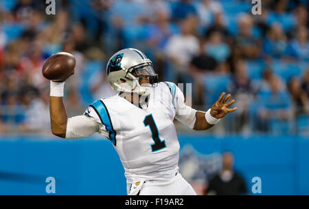 28. August 2015-Charlotte, Carolina Panthers quarterback Cam Newton #1 wirft downfield an einen Empfänger in einem Spiel gegen die New England Patriots am 28. August 2015, bei Bank of America Stadium in Charlotte, North Carolina. Die Patriots besiegte die Panthers 17-16. Margaret Bowles/CSM Stockfoto