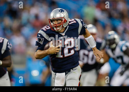 28. August 2015 Charlotte, New England Patriots quarterback Tom Brady #12 kriecht in einem Spiel gegen die New England Patriots am 28. August 2015, bei Bank of America Stadium in Charlotte, North Carolina. Die Patriots besiegte die Panthers 17-16. Margaret Bowles/CSM Stockfoto