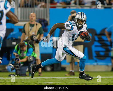 28. August 2015 erhält Charlotte, Carolina Panthers Wide Receiver Ted Ginn #19 Birdie nach dem Fang in einem Spiel gegen die New England Patriots am 28. August 2015, bei Bank of America Stadium in Charlotte, North Carolina. Die Patriots besiegte die Panthers 17-16. Margaret Bowles/CSM Stockfoto