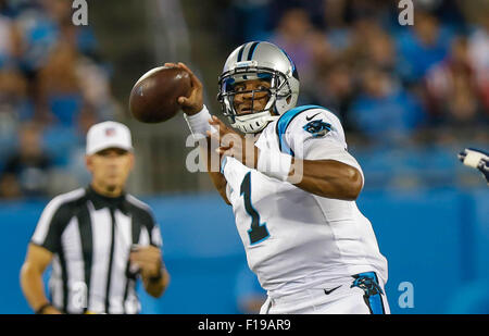 28. August 2015-Charlotte, Carolina Panthers quarterback Cam Newton #1 wirft downfield an einen Empfänger in einem Spiel gegen die New England Patriots am 28. August 2015, bei Bank of America Stadium in Charlotte, North Carolina. Die Patriots besiegte die Panthers 17-16. Margaret Bowles/CSM Stockfoto