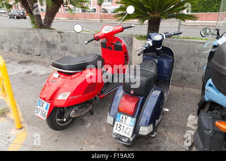 Gaeta, Italien - 15. August 2015: Klassische Vespa Roller steht geparkt am Straßenrand, hintere Ansicht Stockfoto