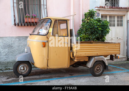 Gaeta, Italien - 19. August 2015: P 501 Ape Car ist ein Dreirad-Transporter produziert seit 1948 von Piaggio Stockfoto