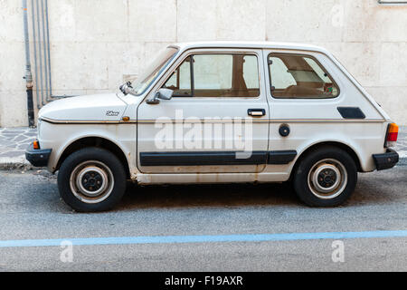 Gaeta, Italien - 22. August 2015: Alte Licht grau Fiat 126 geparkt am Straßenrand, Seitenansicht Stockfoto