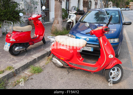 Gaeta, Italien - 24. August 2015: Classic red Vespas auf einem Straßenrand geparkt Stockfoto