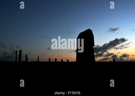 Neolithische Menhire in der Silhouette, Ring of Brodgar, Mainland Orkney, Schottland, Vereinigtes Königreich Stockfoto