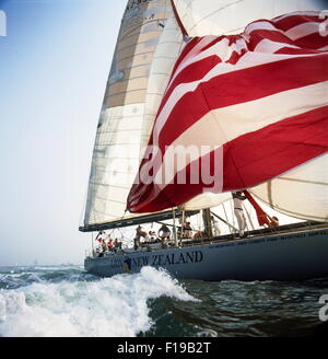 AJAX-NEWS FOTOS - WHITBREAD 1986 - START - LION NEW ZEALAND (NZ) MIT SKIPPER PETER BLAKE KÖPFE IN RICHTUNG DER NADELN ZU BEGINN DER ERSTEN ETAPPE DES RENNENS.  FOTO: JONATHAN EASTLAND/AJAX REF: 853690 Stockfoto