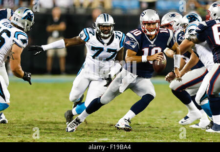 28. August 2015 Charlotte, New England Patriots quarterback Jimmy Garoppolo #10 kriecht in einem Spiel gegen die Carolina Panthers am 28. August 2015, bei Bank of America Stadium in Charlotte, North Carolina. Die Patriots besiegte die Panthers 17-16. Margaret Bowles/CSM Stockfoto