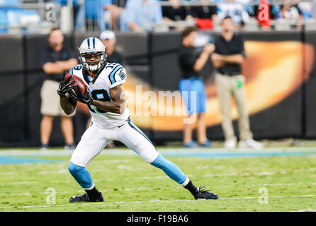 28. August 2015 kehrt Charlotte, Carolina Panthers Wide Receiver Ted Ginn #19 ein Kick-off in einem Spiel gegen die New England Patriots am 28. August 2015, bei Bank of America Stadium in Charlotte, North Carolina. Die Patriots besiegte die Panthers 17-16. Margaret Bowles/CSM Stockfoto