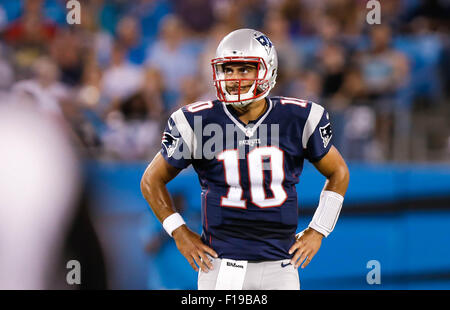 28. August 2015 Charlotte, New England Patriots Quarterback Jimmy Garoppolo #10 nimmt eine Auszeit in einem Spiel gegen die Carolina Panthers am 28. August 2015, bei Bank of America Stadium in Charlotte, North Carolina. Die Patriots besiegte die Panthers 17-16. Margaret Bowles/CSM Stockfoto