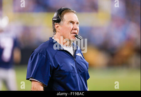 28. August 2015 Cheftrainer Charlotte, New England Patriots Bill Belichick aus der Seitenlinie in einem Spiel gegen die Carolina Panthers am 28. August 2015, bei Bank of America Stadium in Charlotte, North Carolina Uhren. Die Patriots besiegte die Panthers 17-16. Margaret Bowles/CSM Stockfoto