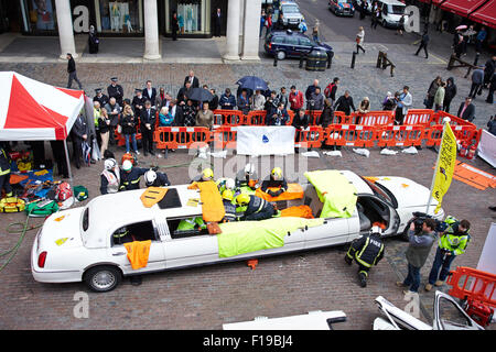 Die Londoner Feuerwehr Extraktion Team demonstrieren Rettung simulierten Verluste aus einer Stretchlimousine. Stockfoto