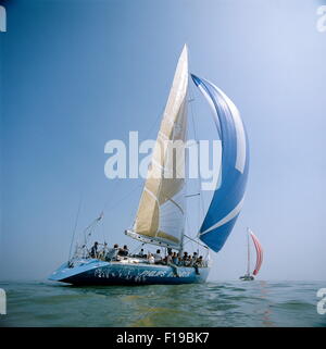 AJAXNETPHOTO. 1985. SOLENT, ENGLAND. MAXI-SERIE - PHILIPS INNOVATOR SKIPPERED DURCH DIRK NAUTA (HOL). JUDEL/VROLIJK GESTALTETE YACHT IST EIN WHITBREAD RENNEN EINTRAG. FOTO: JONATHAN EASTLAND / AJAX Stockfoto