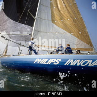 AJAXNETPHOTO - 1985 - SOLENT, ENGLAND. -WHITBREAD RUND UM DIE WELT RENNEN EINTRAG PHILIPS INNOVATOR (HOL) MIT SKIPPER DIRK NAUTA KÖPFE IN RICHTUNG DER NADELN ZU BEGINN DER ERSTEN ETAPPE. FOTO: JONATHAN EASTLAND/AJAX REF: 853714 Stockfoto