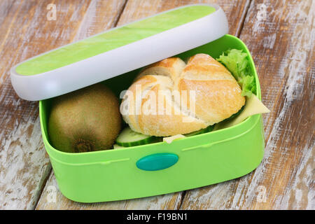 Lunch-Box mit Käse-Brot-Roll und Kiwi Frucht Stockfoto