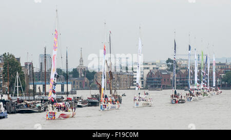 London, UK. 30. August 2015.  Die zwölf Yachten im Wettbewerb auf dem Clipper Round the World Race lassen ihre Liegeplätze im St. Katherine's Dock für ihre Reise entlang der Themse für den Start ihrer 40.000 Meile 11 Monat Rennen.  Jede Yacht verfügt über eine Besatzung von 22 - professionellen Skipper und den Rest Amateuren, von die viele noch nie gesegelt war, bevor Sie die Herausforderung annehmen. Bildnachweis: Stephen Chung / Alamy Live News Stockfoto