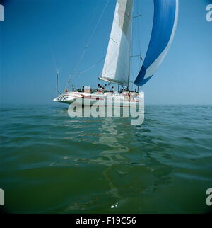 AJAXNETPHOTO - 1985. -SOLENT, ENGLAND. MAXI-SERIE - UBS SCHWEIZ (CH), SKIPPERED DURCH PIERRE FEHLMANN. BRUCE FARR GESTALTETE SCHALUPPE IST EIN WHITBREAD-RENNEN-EINTRAG. FOTO: JONATHAN EASTLAND/AJAX REF: HDD YA UBS 1985 Stockfoto