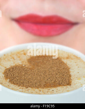 Kaffeebecher mit Herzform auf den Schaum Stockfoto