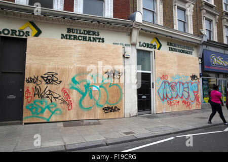 Notting Hill, UK. 30. August 2015. Geschäfte sind mit Brettern vernagelt als Vorsichtsmaßnahme während der Notting Hill Carniva Credit: Keith Larby/Alamy Live News Stockfoto