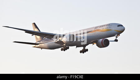 Jet Airways Boeing 777 VT-JEK ins Land kommen am Flughafen London Heathrow LHR Stockfoto