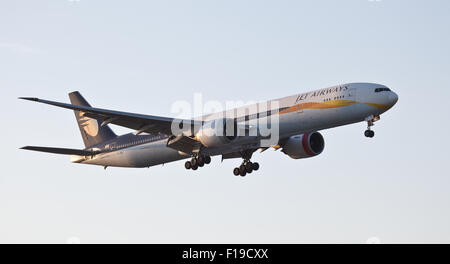 Jet Airways Boeing 777 VT-JEK ins Land kommen am Flughafen London Heathrow LHR Stockfoto