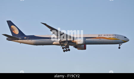 Jet Airways Boeing 777 VT-JEK ins Land kommen am Flughafen London Heathrow LHR Stockfoto