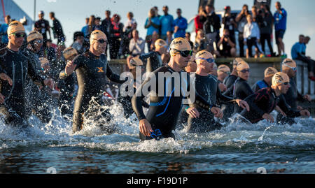 Teilnehmer des Ironman Triathlon startete das Rennen in der Brandung, Amager Strandpark, Kopenhagen, Dänemark Stockfoto