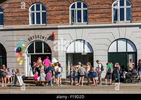 Menschen Schlange vor Eis Shop, Islands Brygge, Kopenhagen, Dänemark Stockfoto