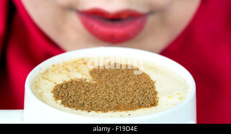 Kaffeebecher mit Herzform auf den Schaum Stockfoto