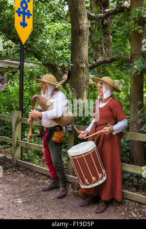 Re-enactment in historischen Kostümen auf dem Robin Hood Festival im August 2015, Sherwood Forest Country Park, Nottinghamshire, UK Stockfoto