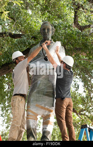 Austin, TX 30. August 2015: 1933 Statue des konföderierten Führer Jefferson Davis wird entfernt von der University of Texas South Mall Sonntag nach UT Präsident Gregory Fenves es in einem Campus-Museum zusammen mit einem Begleiter Statue des Präsidenten Woodrow Wilson platziert werden gelöscht.  Den letzten rassistisch motivierten Shootings in den USA haben einige kulturellen Ikonen des konföderierten Südens Neuüberprüfung gefordert. Stockfoto