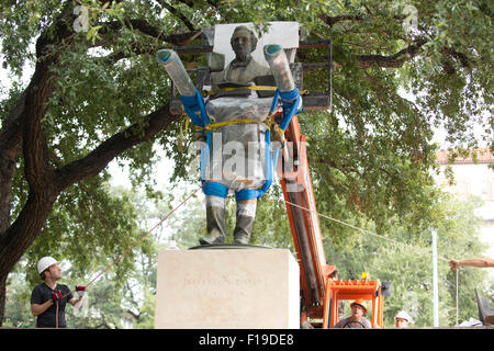 Austin, TX 30. August 2015: 1933 Statue des konföderierten Führer Jefferson Davis wird entfernt von der University of Texas South Mall Sonntag nach UT Präsident Gregory Fenves es in einem Campus-Museum zusammen mit einem Begleiter Statue des Präsidenten Woodrow Wilson platziert werden gelöscht.  Den letzten rassistisch motivierten Shootings in den USA haben einige kulturellen Ikonen des konföderierten Südens Neuüberprüfung gefordert. Stockfoto