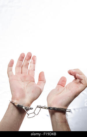 Hände mit Handschellen. Gefängnis-Aufruhr-Konzept. Stockfoto