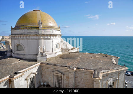 Panoramablick auf die gelbe Kuppel und das Dach des Cádiz Catedral de la Santa Cruz gegen das atlantische Meer (Kathedrale von Cádiz, Andalusien, Spanien) Stockfoto