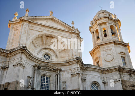 Frontfassade und Kirchturm des baroistischen und neoklassizistischen Cádiz Catedral de la Santa Cruz bei Sonnenuntergang (Kathedrale von Cádiz, Andalusien, Spanien) Stockfoto